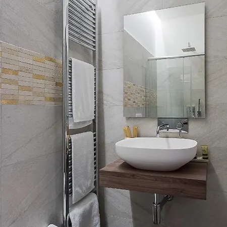 לינה וארוחת בוקר Galleria Cavour 4*